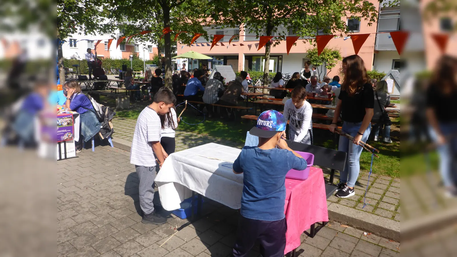 Endlich gibt es für Nachbarn eine Gelegenheit sich Kennenzulernen. (Foto: VA)