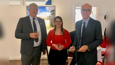 Rainer Mehringer (stv. Landrat Erding), Martina Purkhardt (stv. Landrätin Dachau), Ministerialdirektor Dr. Markus Gruber (Amtschef im Bayerischen Staatsministerium für Familie, Arbeit und Soziales).(v.l.) (Foto: ARGE)