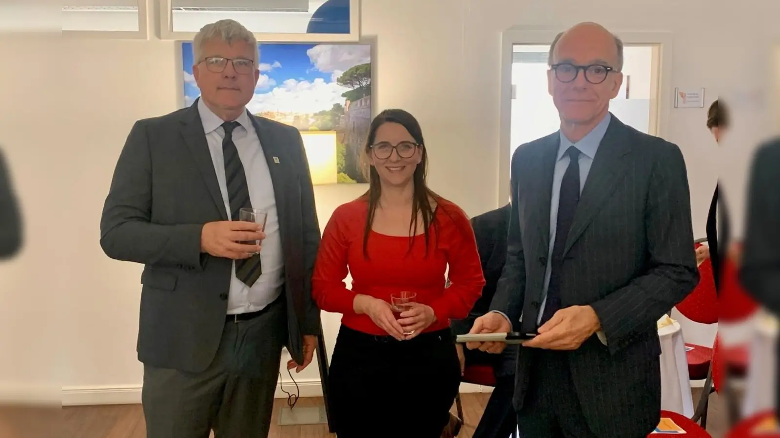 Rainer Mehringer (stv. Landrat Erding), Martina Purkhardt (stv. Landrätin Dachau), Ministerialdirektor Dr. Markus Gruber (Amtschef im Bayerischen Staatsministerium für Familie, Arbeit und Soziales).(v.l.) (Foto: ARGE)