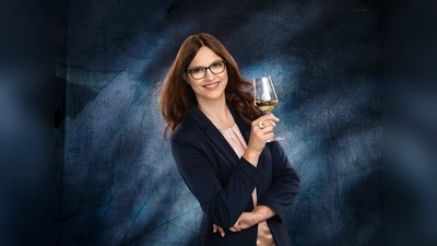 Weinprinzessin Katharina Weisbrodt eröffnet das 35. Pfälzer Weinfest auf dem Starnberger Kirchplatz. (Foto: pe)