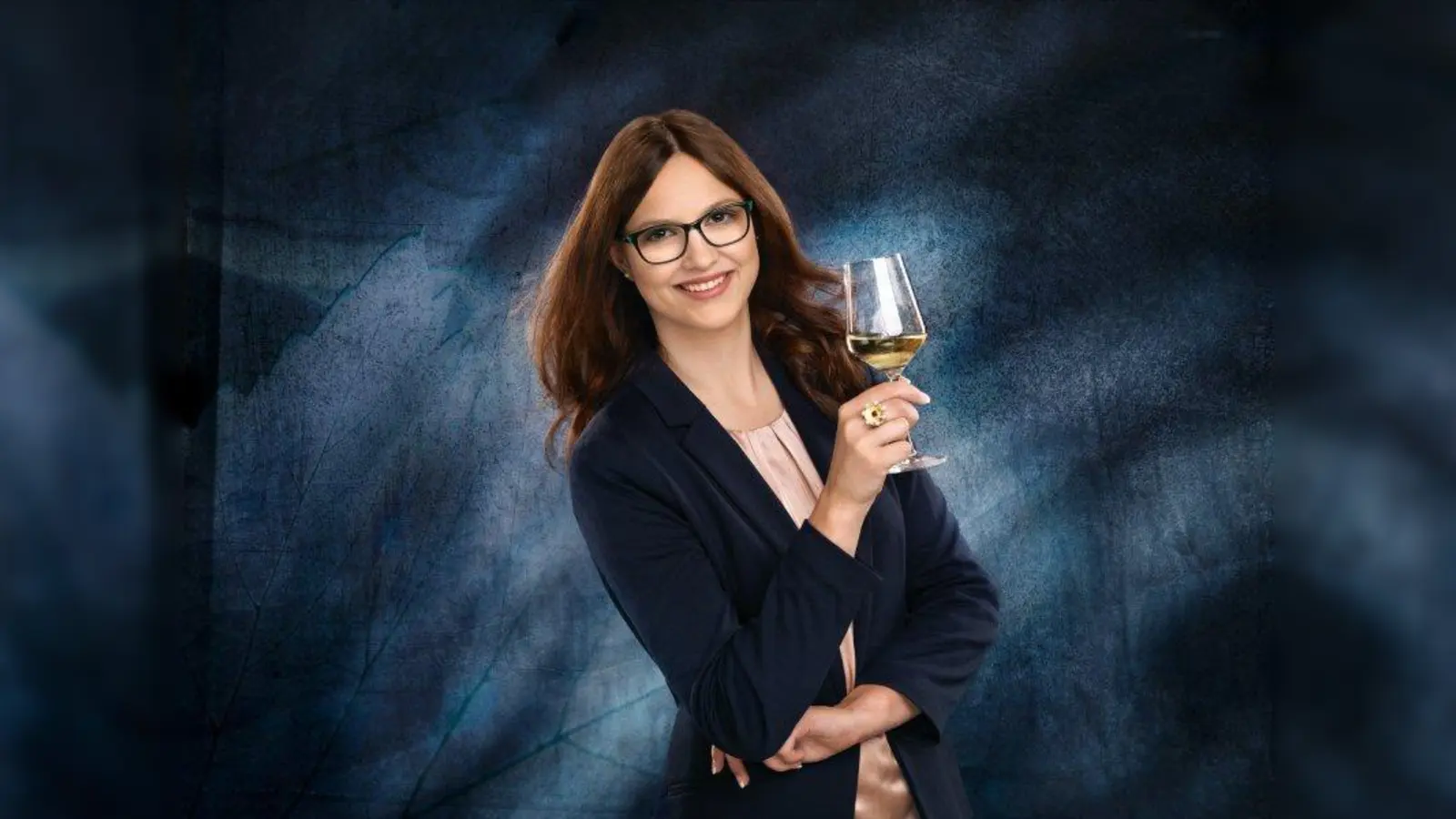 Weinprinzessin Katharina Weisbrodt eröffnet das 35. Pfälzer Weinfest auf dem Starnberger Kirchplatz. (Foto: pe)