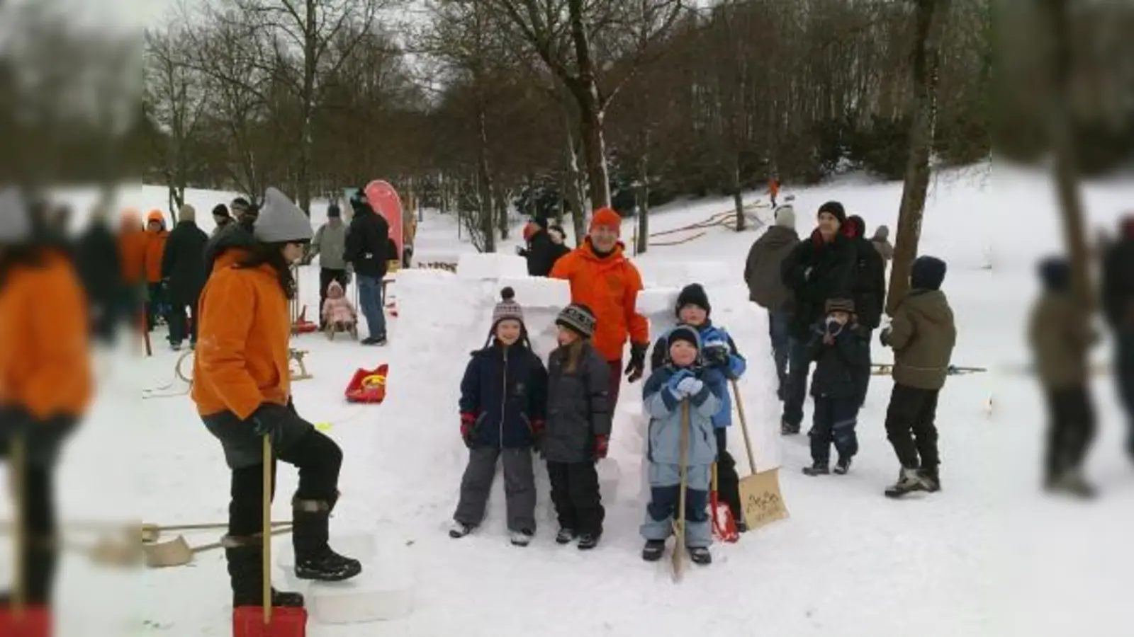 Schneevergnügen für die ganze Familie im Westpark: Das Schneemobil der Stadt sorgt jeden Sonntag für die passende Ausrüstung.