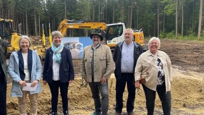 Freuten sich am 17. Mai 2024 über den 1. Spatenstich für den Windpark im Hofoldinger Forst (v.l.): Ministerialdirigentin Monika Rauh, Ayings 2. Brgm. Karin Lechner, Otterfings Brgm. Michael Falkenhahn, der Geschäftsführer Martin Sterflinger und Sauerlachs Brgm. Barbara Bogner. Kaum ein Jahr später ging die Anlage nun in Betrieb. (Foto: hw)