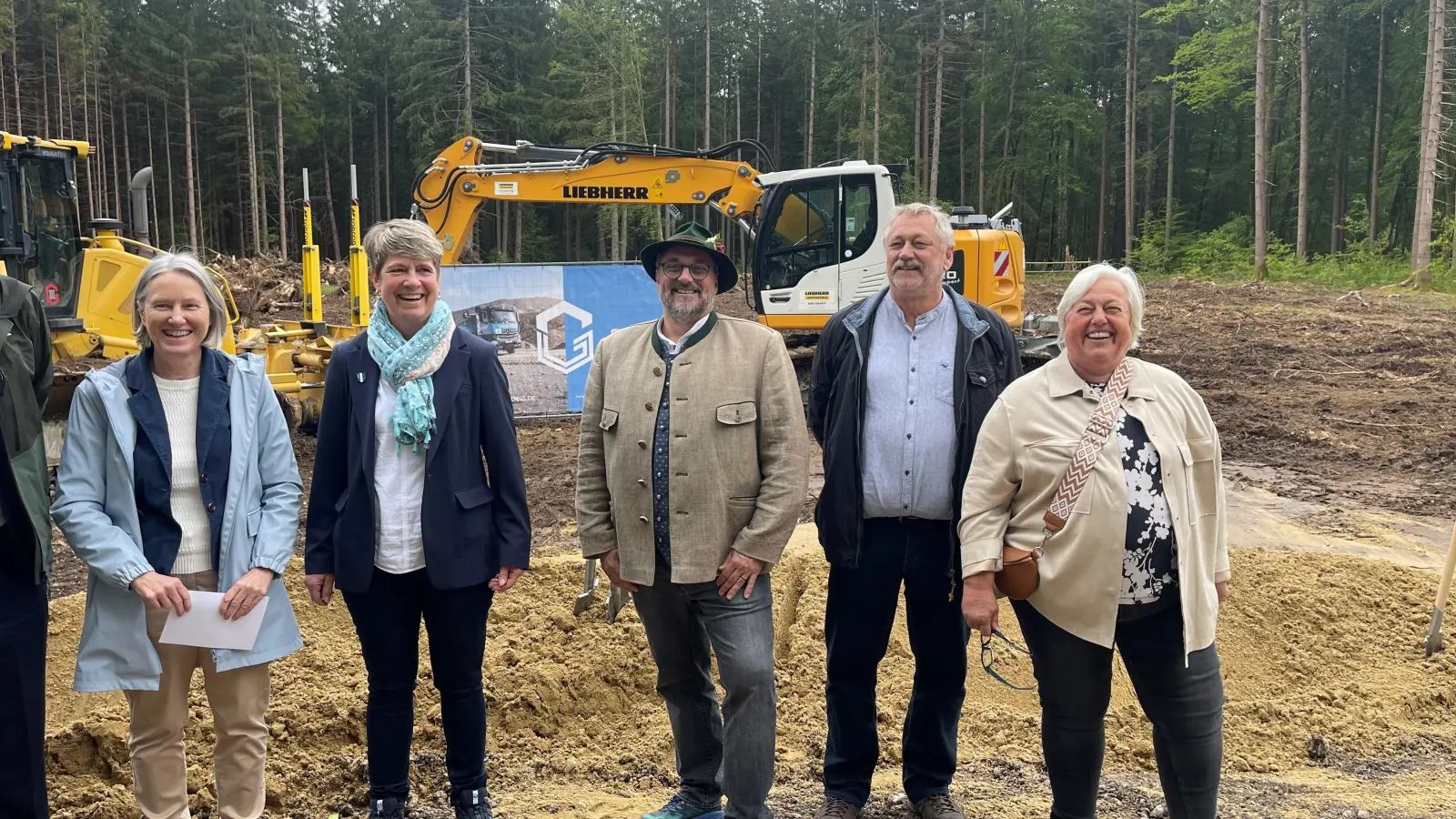 Freuten sich am 17. Mai 2024 über den 1. Spatenstich für den Windpark im Hofoldinger Forst (v.l.): Ministerialdirigentin Monika Rauh, Ayings 2. Brgm. Karin Lechner, Otterfings Brgm. Michael Falkenhahn, der Geschäftsführer Martin Sterflinger und Sauerlachs Brgm. Barbara Bogner. Kaum ein Jahr später ging die Anlage nun in Betrieb. (Foto: hw)