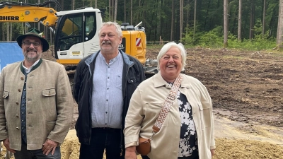 Konnten das Geld für den Windpark im Hofoldinger Forst durch Bürgereinlagen aufbringen(v.l.): Otterfings Brgm. Michael Falkenhahn, der Geschäftsführer Bürgerwind Martin Sterflinger und Sauerlachs Brgm. Barbara Bogner. (Foto: hw)