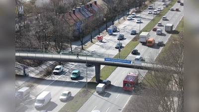 Viel Verkehr: Die Heckenstallerstraße mit der Grabbebrücke im Jahr 2009. (Foto: job)