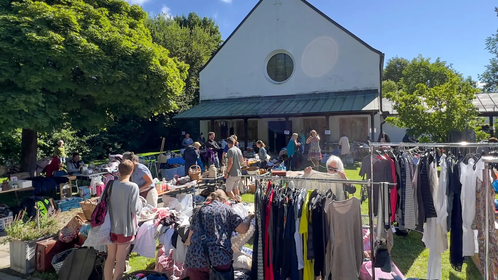 Vor der Gustav-Adolf-Gemeinde findet zum Auftakt des Sommerfestes ein schöner Flohmarkt statt. (Foto: Pfarrverband)
