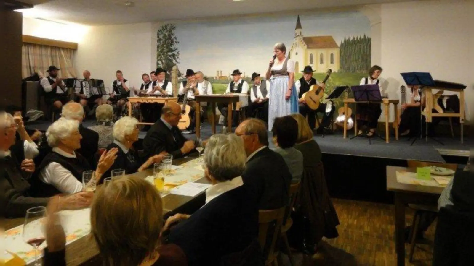 Judith Mezösi, 1. Vorsitzende des Volksmusikvereins Geisenbrunn, begrüßte die Gäste und wünschte einen unterhaltsamen Abend. (Foto: Volksmusikfreunde Geisenbrunn)