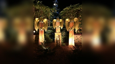 Zur Einstimmung auf Heiligabend spielen die Aubachtaler Musikanten weihnachtliche Weisen vor dem Hechendorfer Rathaus. (Foto: fla)