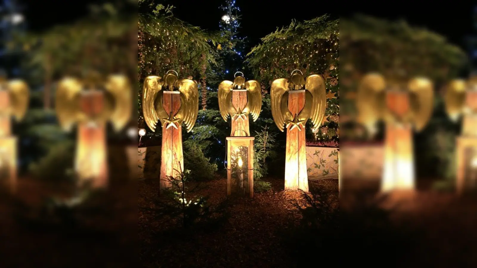 Zur Einstimmung auf Heiligabend spielen die Aubachtaler Musikanten weihnachtliche Weisen vor dem Hechendorfer Rathaus. (Foto: fla)