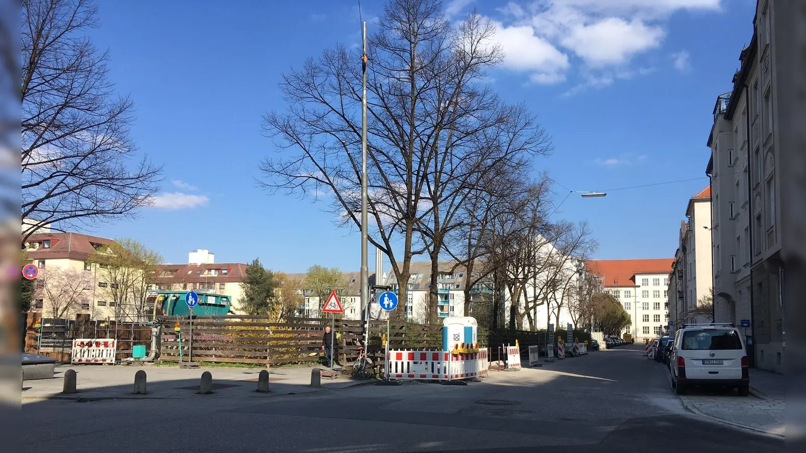 Sollte in der Alramstraße zwischen der Aberlestraße und der Danklstraße der Rewe-Park erweitert werden? (Foto: lsc)