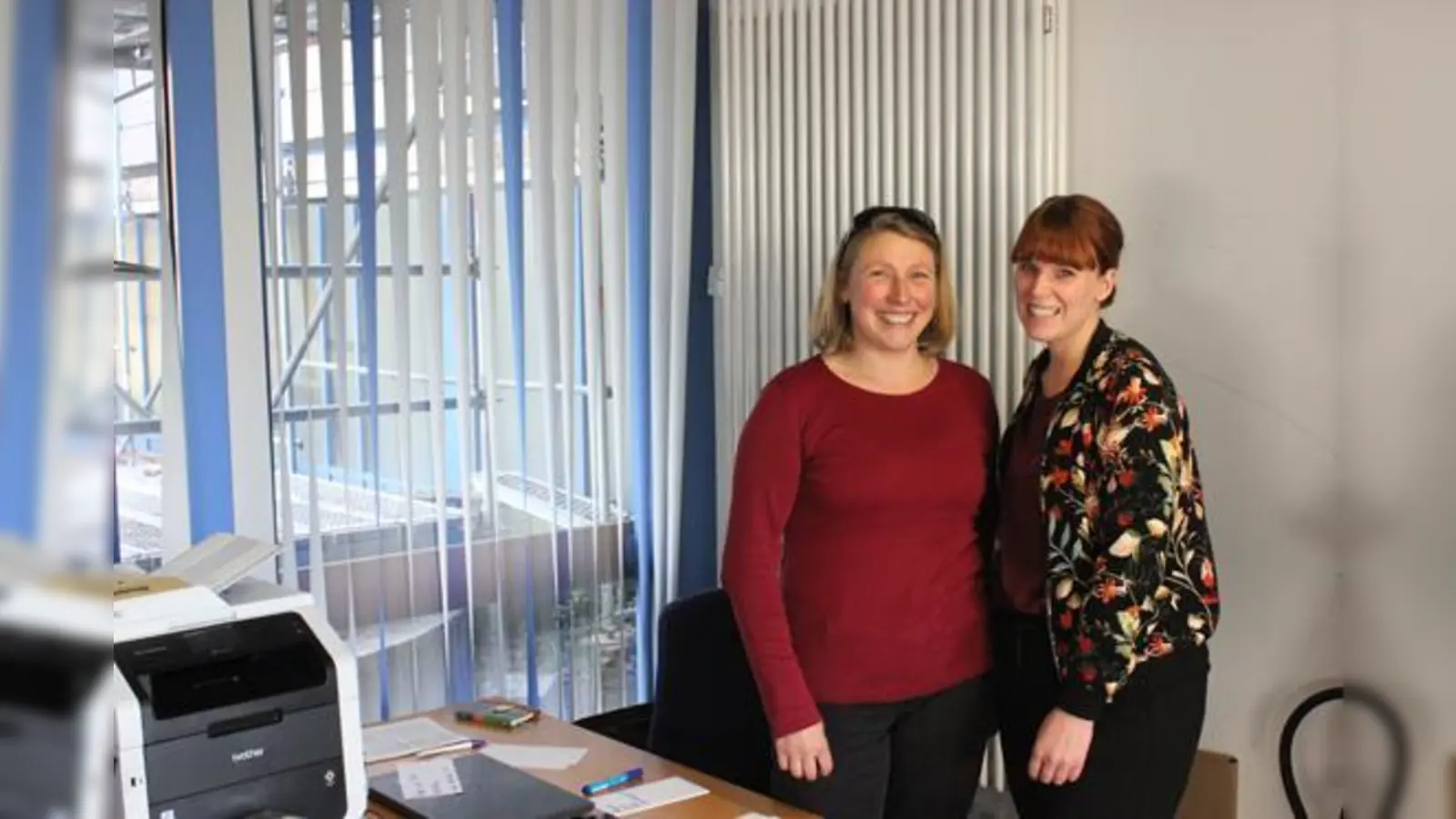 Sigrid Möbs (l.) und Sarah Ehrenstein (r.) freuen sich jeden Mittwoch von 9:30 bis 13 Uhr im Lerchenauer Büro über einen Austausch mit den Bürgern.  (Foto: Daniel Mielcarek)