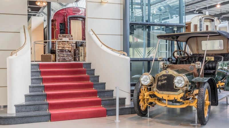 Mitarbeiter des Verkehrszentrums achten darauf, dass Textilien in Automobilen oder hölzerne Kutschen nicht von Schädlingen befallen werden. (Foto: Deutsches Museum)