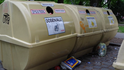 Damit Tüten mit Plastikmüll nicht mehr neben sondern im Container landen, fordert der Bezirksausschuss größere Einwurf-Öffnungen. (Foto: Beatrix Köber)