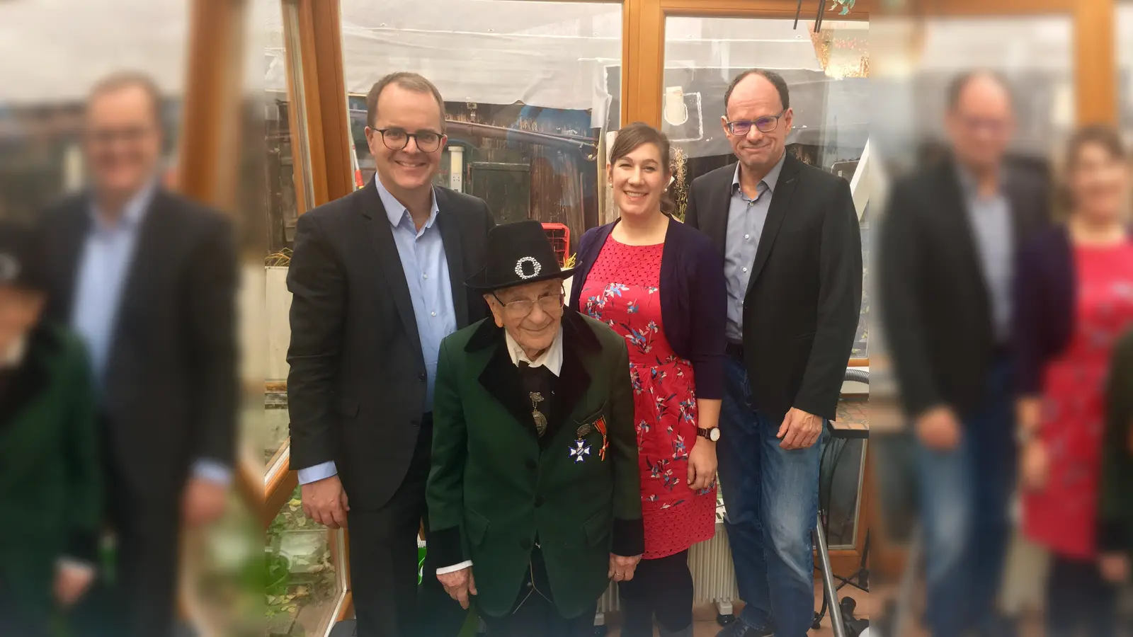 Vizepräsident des Bayerischen Landtags, Markus Rinderspacher gratuliert Otto Kragler, der im kleinen Kreis seinen 95. Geburtstag feierte. (Foto: privat)