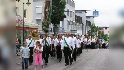 Auch Geselligkeit wird bei der Chorgemeinschaft großgeschrieben: Gemeinsam werden Feste gefeiert oder wie hier beim Festzug zum diesjährigen Volksfest Unterpfaffenhofen der Chorverein präsentiert. (Foto: CGUG)