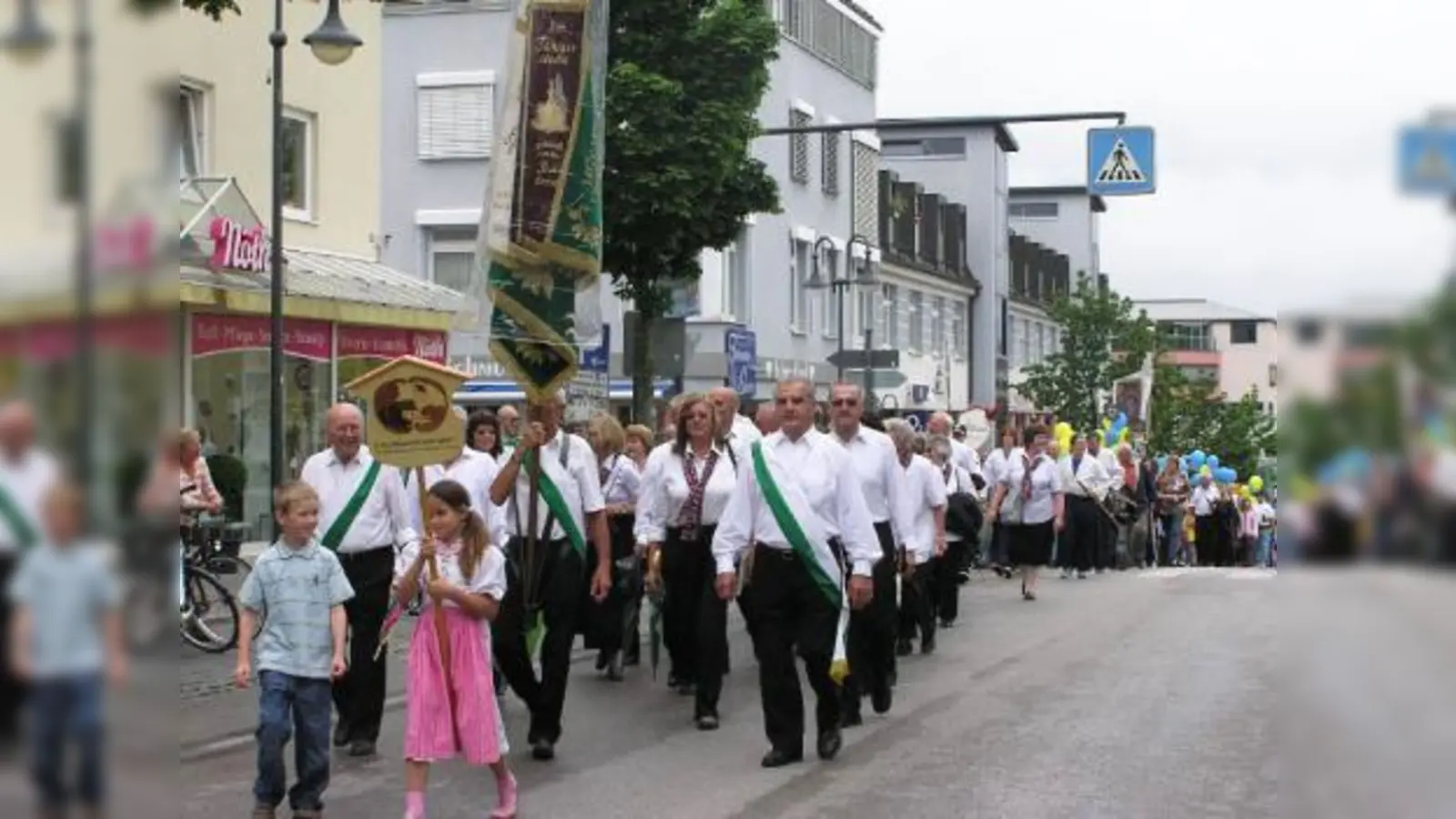 Auch Geselligkeit wird bei der Chorgemeinschaft großgeschrieben: Gemeinsam werden Feste gefeiert oder wie hier beim Festzug zum diesjährigen Volksfest Unterpfaffenhofen der Chorverein präsentiert. (Foto: CGUG)
