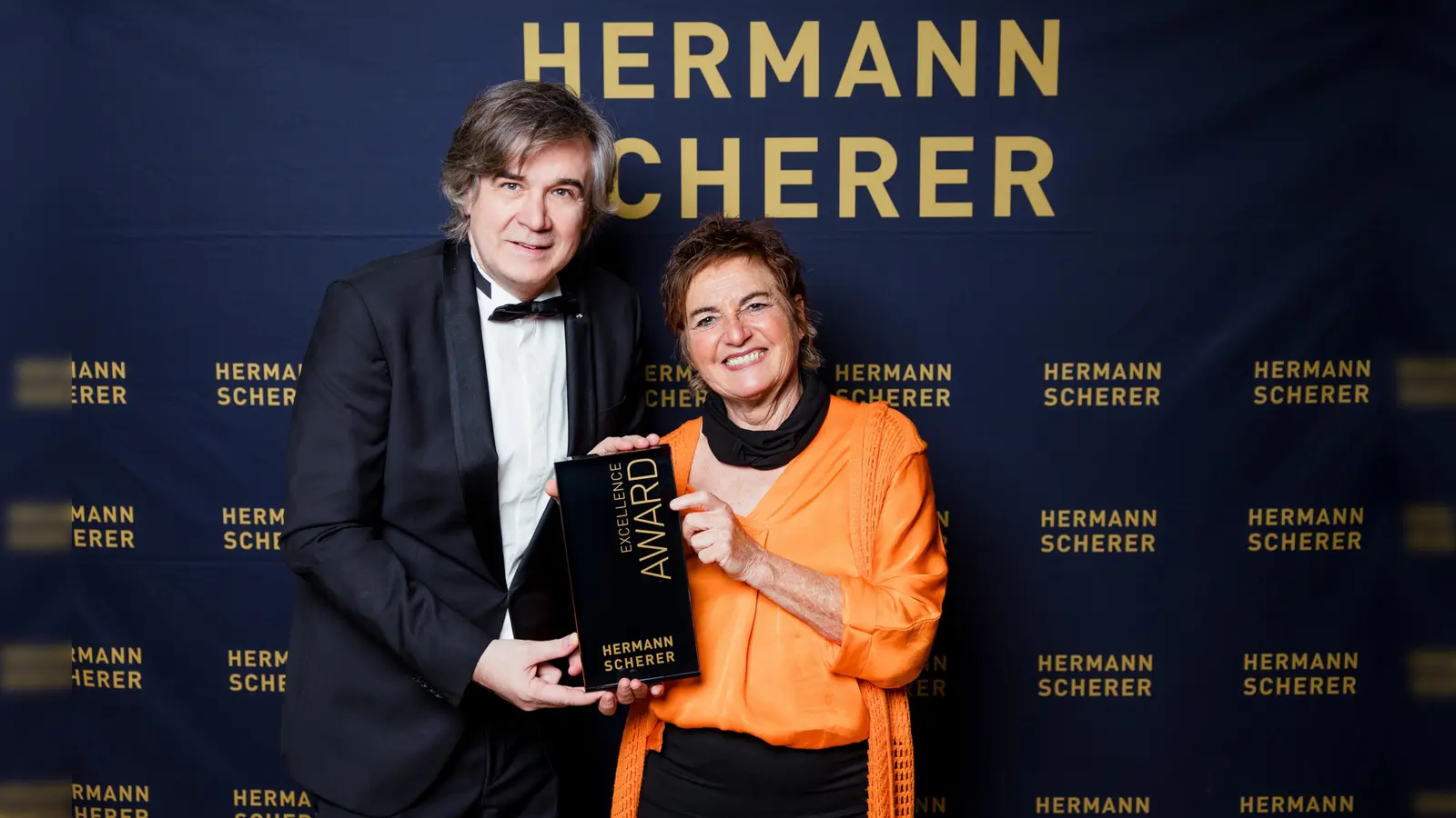 Irmgard Rosina Bauer wurde vor kurzem für ihre Autorenlesung beim Internationale Speaker Slam in Rheinland-Pfalz mit dem Excellence Award ausgezeichnet wurde. Auf zwei Bühnen traten 130 Redner gegeneinander an und präsentierten ihre Geschichten in jeweils nur 240 Sekunden. (Foto: Justin Bockey)