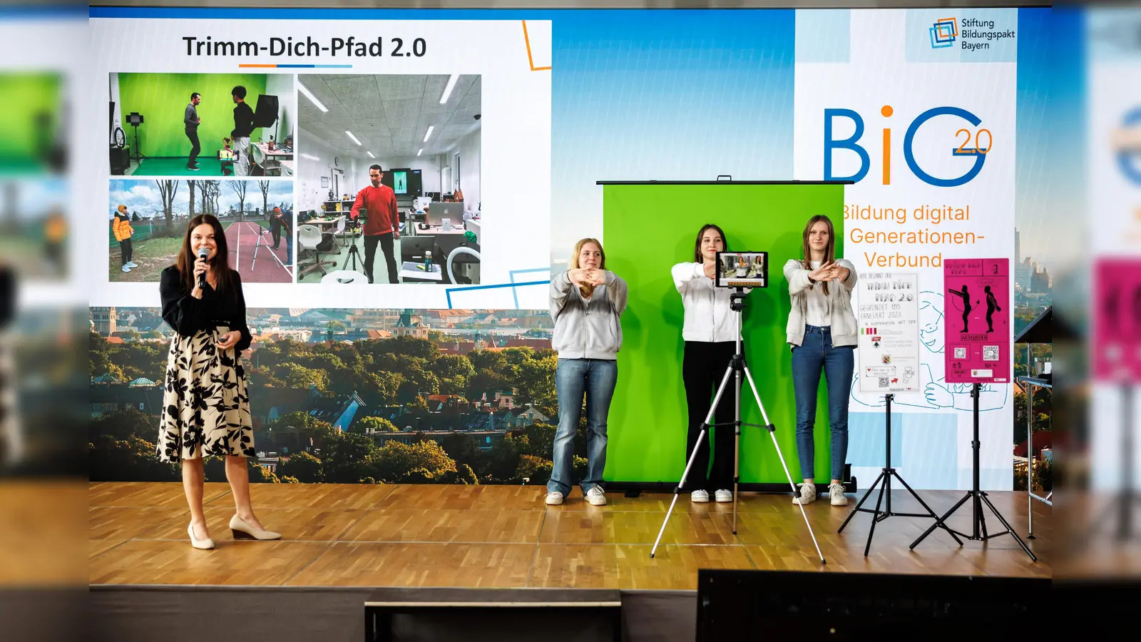 Die Erich Kästner Grund- und Mittelschule Höhenkirchen-Siegertsbrunn präsentierte ihr Sportprojekt „Pimp den Trimm-Dich-Pfad” mit anschließendem Test der virtual reality-Brille. (Foto: Matthias Balk/Stiftung Bildungspakt Bayern)