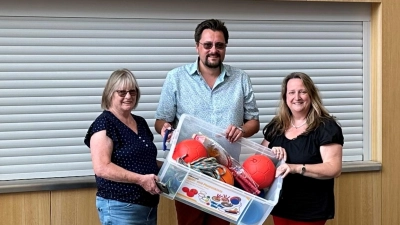 Die Erwachsene sorgten für neue Spielkisten an der „Schrobi“. Im Bild von links: Lisbeth Haas (Kinder- und Jugendbeauftragte des BA Laim), Daniel Gromotka (Elternbeiratsvorsitzender) und Alexandra Gaßmann (BA-Mitglied und Verwaltungsbeirätin der Schule). (Foto: Michael Freund)