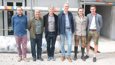 Mit den Handwerkern und den für den Bau Verantwortlichen feierte das Katholische Jugendsozialwerk (u.a. mit seinen Vorständen Moritz Zeiler und Berthold Wübbeling, Erster und Vierter von links) Richtfest an der Forstenrieder Allee. (Foto: job)