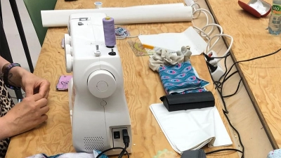 In der offenen Nähwerkstatt stehen Maschinen, Garn und Helfer bereit.  (Foto: Mohr-Villa)