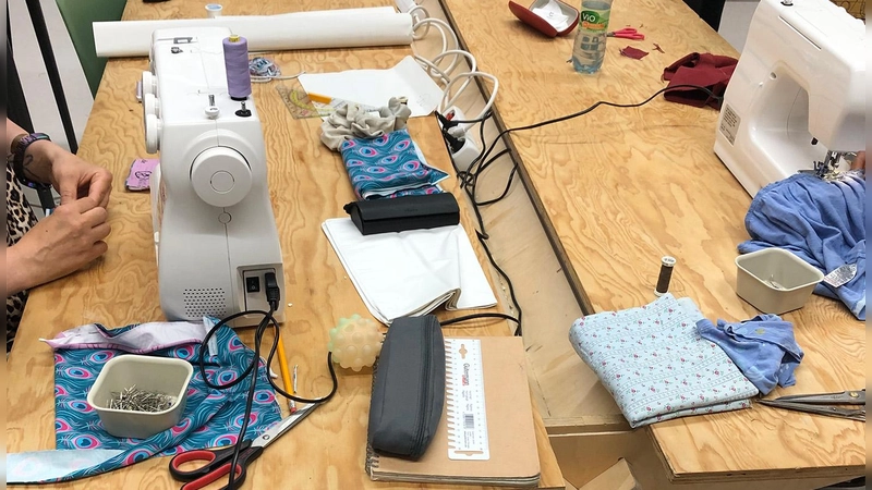 In der offenen Nähwerkstatt stehen Maschinen, Garn und Helfer bereit.  (Foto: Mohr-Villa)