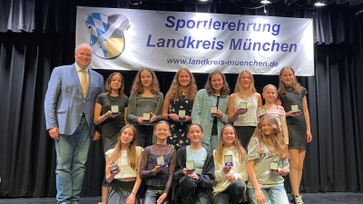 Die Funky Minis des Tanzsportvereins Taufkirchen wurden mit Goldmedaillen von Landrat Christoph Göbel ausgezeichnet. (Foto: hw)