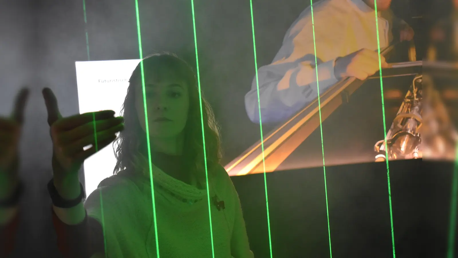 Die Ausstellung erklärt die Arbeit der Laserforscher an der LMU und der TUM. Hier erfahren Besucher, wie man mit ultrakurzen Lichtblitzen Elektronen fotografiert und wie man auf einer "Laser-Harfe" spielt. (Foto: Daniel Mielcarek)