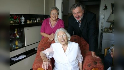 Beim Anstoßen auf die nächsten zehn Jahre musste Margarete Meier, hier mit Tochter Margitta Strobl und Stadtrat Reinhard Bauer, herzlich lachen. (Foto: sk)