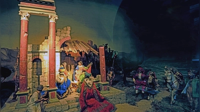 Die Weihnachtskrippe im Vorraum der Kirche St. Lorenz ist die älteste „Huppmannkrippe”. Das Bild zeigt die sechste Szene „Die Heiligen Drei Könige”. (Foto: S. Kellerer)