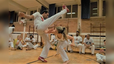 Kampf, Spiel, Akrobatik, Musik, Lebensfreude – das ist der brasilianische Kampftanz Capoeira. (Foto: VA)
