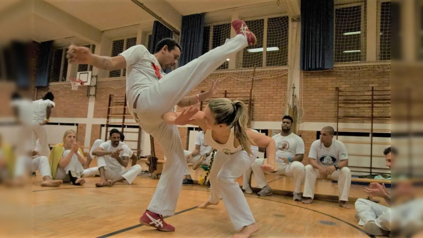 Kampf, Spiel, Akrobatik, Musik, Lebensfreude – das ist der brasilianische Kampftanz Capoeira. (Foto: VA)