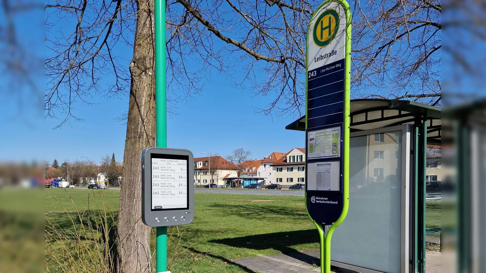 In Haar gibt es seit Anfang April neun neue Displays mit Infos zu aktuellen Abfahrtszeiten der Busse. (Foto: Stadt Haar)