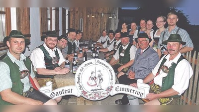 Große Vorfreude (sitzend v. r.): Peter Trenkler, Max Maier, Georg Schinnagl, Pankraz Perfler und die Festausschuss-Mitglieder.	 (Foto: Otto Hartl)