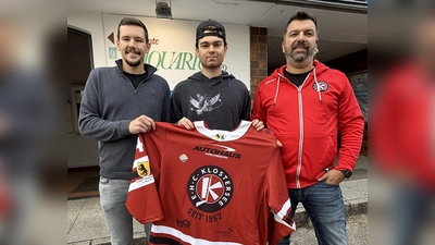 Der Sportliche Leiter des EHC Klostersee, Neuzugang Ole Krüger und Head-Coach Thomas Vogl (v.l.) sind bereit für die Saison. (Foto: smg)