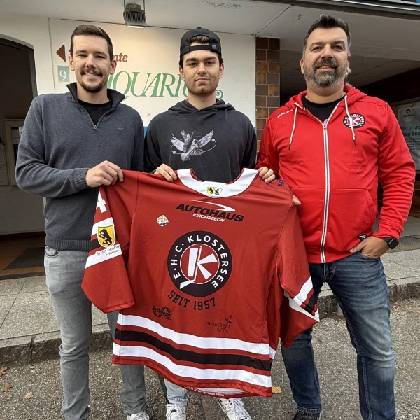 Der Sportliche Leiter des EHC Klostersee, Neuzugang Ole Krüger und Head-Coach Thomas Vogl (v.l.) sind bereit für die Saison. (Foto: smg)