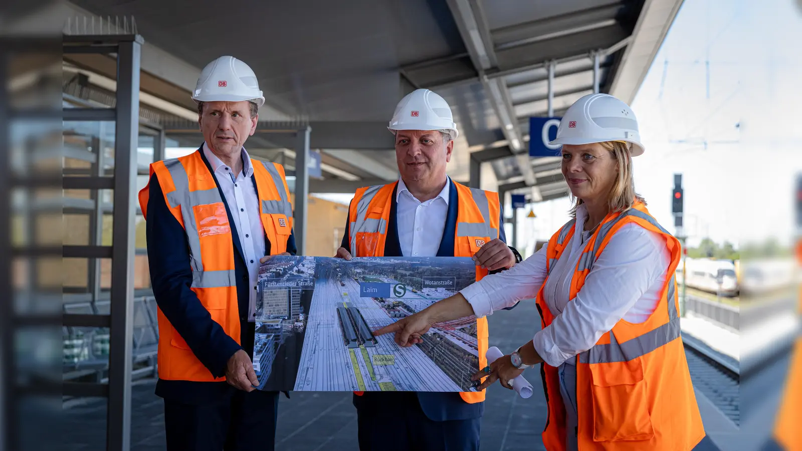 DB-Projektleiterin Anke Hering informierte den bayerischer Staatsminister für Wohnen, Bau und Verkehr, Christian Bernreiter (Mitte), und Klaus-Dieter Josel, DB-Konzernbevollmächtigter für den Freistaat Bayern, bei einer Baustellenführung über den aktuellen Stand der Arbeiten in Laim und welche Schritte nun anstehen, damit die Münchner S-Bahn-Züge das neue Gleis anfahren können.&nbsp; (Foto: Deutsche Bahn AG / Thomas Kiewning)