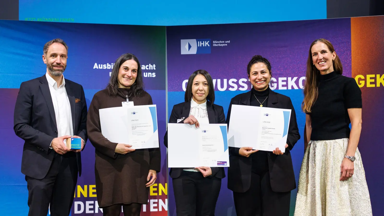 Die geehrte Sonia Ousmanzanova (Mitte) mit ihrer Ausbilderin und ihrer Lehrkraft sowie IHK-Abteilungsleiter Florian Kaiser und IHK-Vizepräsidentin Kathrin Wickenhäuser-Egger (rechts).   (Foto: Matthias Balk/IHK für München und Oberbayern)