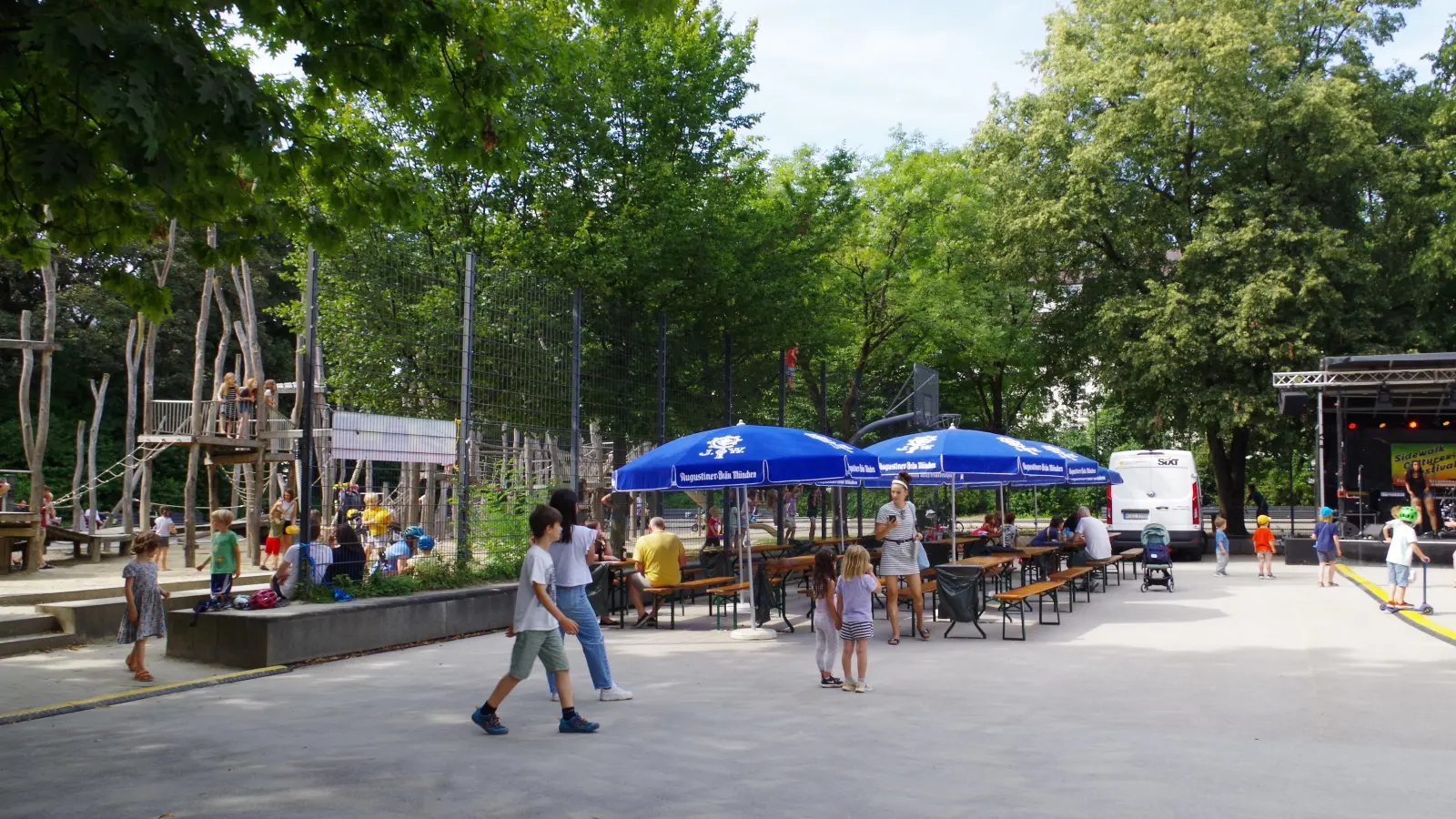 Wenn am Bolzplatz am Georg-Freundorfer-Platz nicht gerade gefeiert wird, spielen Jugendliche hier Fußball. (Foto: Beatrix Köber)