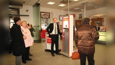 „Keine Wartezeiten länger als zehn Minuten“, verspricht die Bahn mit ihrem neuen Aufrufsystem im Fahrkartenverkauf. Klaus Leven, Regionaler Vertriebsleiter der DB München demonstriert den neuen Service. (Foto: US)