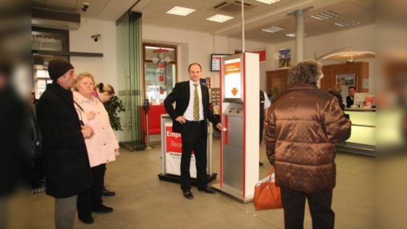 „Keine Wartezeiten länger als zehn Minuten“, verspricht die Bahn mit ihrem neuen Aufrufsystem im Fahrkartenverkauf. Klaus Leven, Regionaler Vertriebsleiter der DB München demonstriert den neuen Service. (Foto: US)