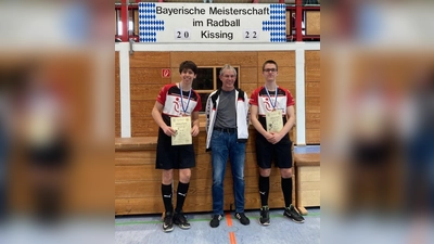 Das Pullacher Team: Kyan Amin-Salehi, Trainer Klaus Soldner und Christoph Miksche (von links). (Foto: Karin Gairing)