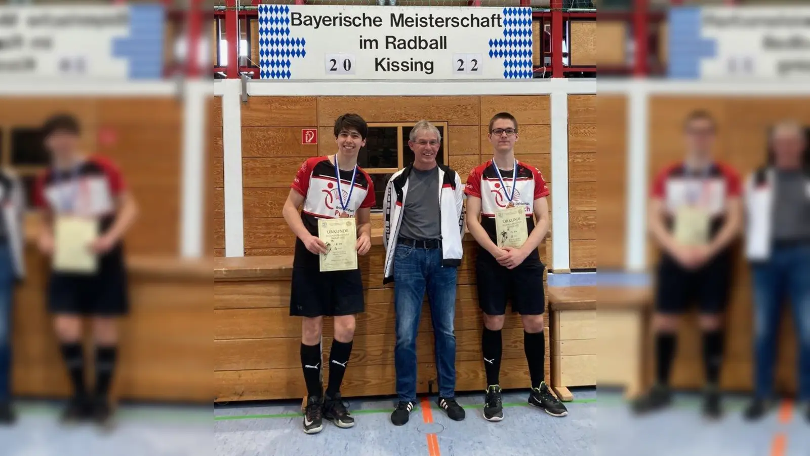 Das Pullacher Team: Kyan Amin-Salehi, Trainer Klaus Soldner und Christoph Miksche (von links). (Foto: Karin Gairing)