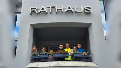 Bürgermeister Wolfgang Hörl freute sich über die Pflanzaktion der „Waldgeister”.  (Foto: Gemeinde Schwabhausen)