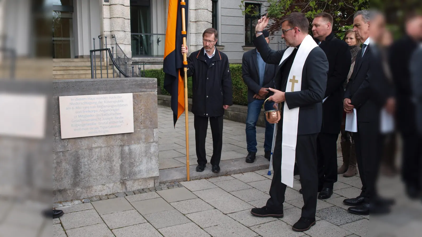 Kolping-Diözesan- und Landespräses Christoph Huber weiht die Gedenktafel ein. (Foto: S. Vornberger/Kolping München)