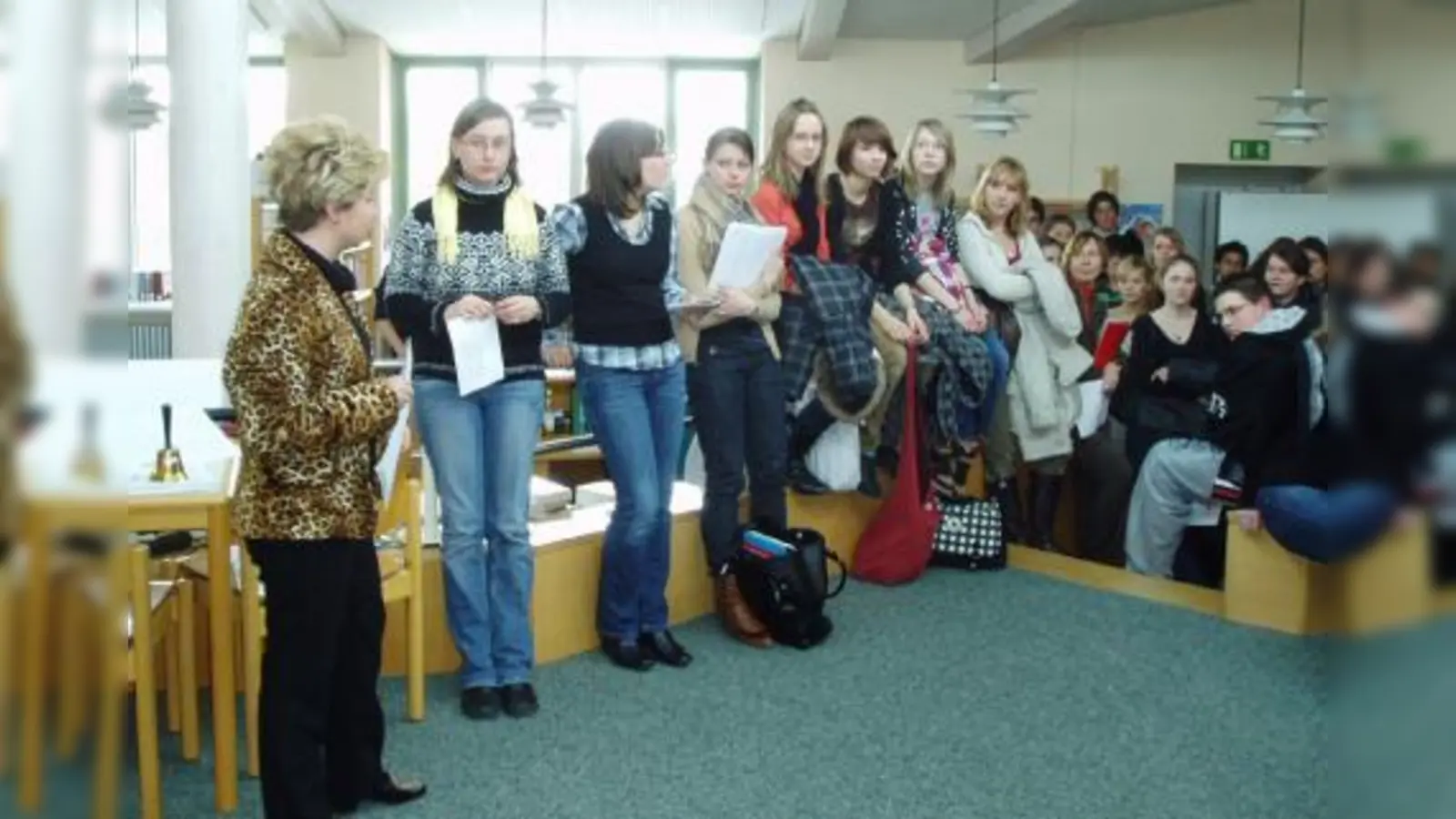 Stefanie Lerch (ganz links, Lehrertrainerin von „Jugend debattiert“ und Organisatorin des diesjährigen Schulverbundwettbewerbs) begrüßte in der Bibliothek des Gymnasiums Gröbenzell alle Teilnehmer/innen, auch diejenigen der Vorrundendebatten. (Foto: pi)