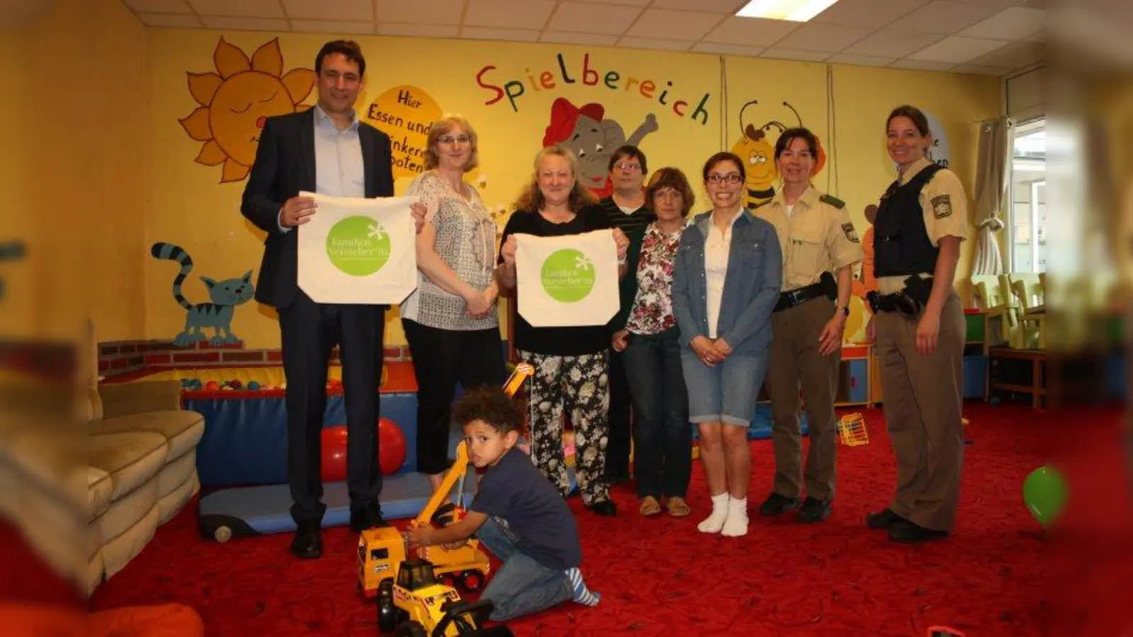 MdL Georg Eisenreich würdigte die Arbeit des „Familien-Teams” mit Andrea Streifeneder, Regina Hell, Hermann Streifeneder, Sybille Wühr und Crystal Fech (von links). Beim Tag der offenen Tür ebenfalls dabei: PHMin Rhiel und PHMin Paproth (von rechts). (Foto: job)