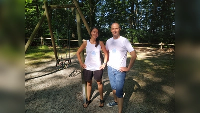 Marielle Welke und Thomas Heer-Geissllitz wollen das sich am Pöringer Waldspielplatz endlich was tut.  (Foto: sd)