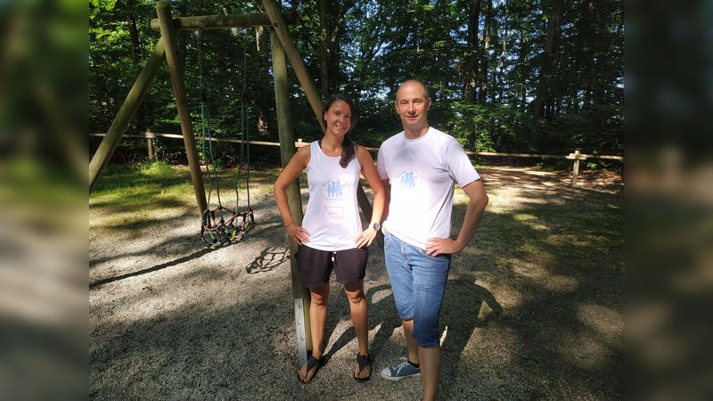 Marielle Welke und Thomas Heer-Geissllitz wollen das sich am Pöringer Waldspielplatz endlich was tut.  (Foto: sd)